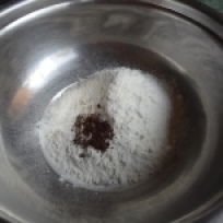 4. Sift the flour, baking powder and clove powder